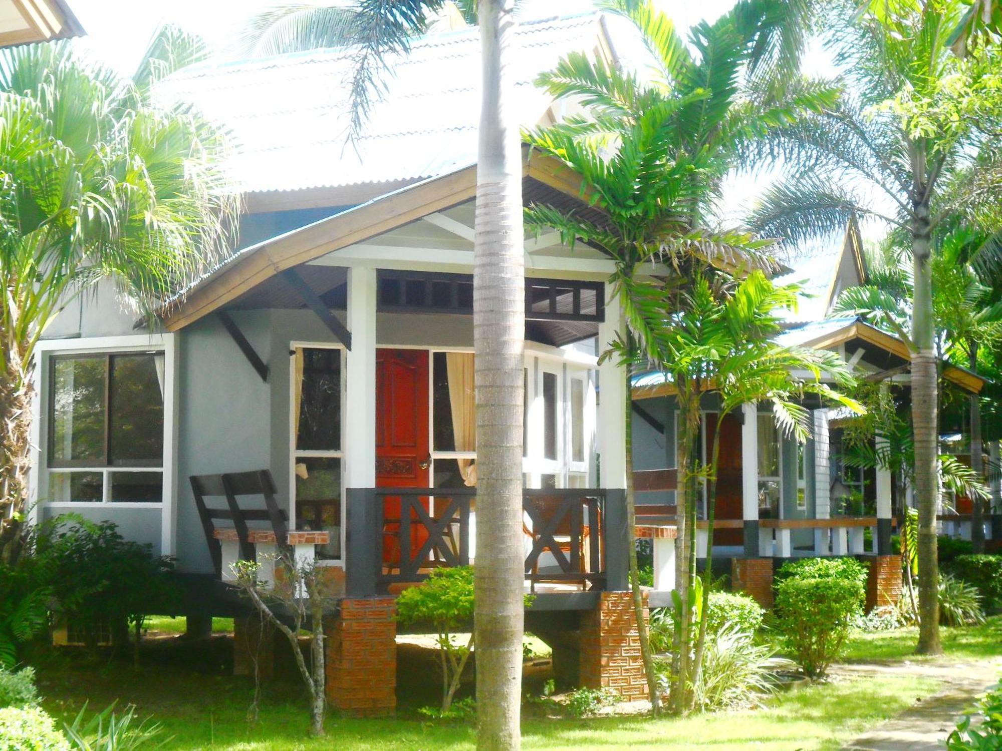 Lanta Palm Beach Resort , Beach Bungalow - Koh Lanta Room photo