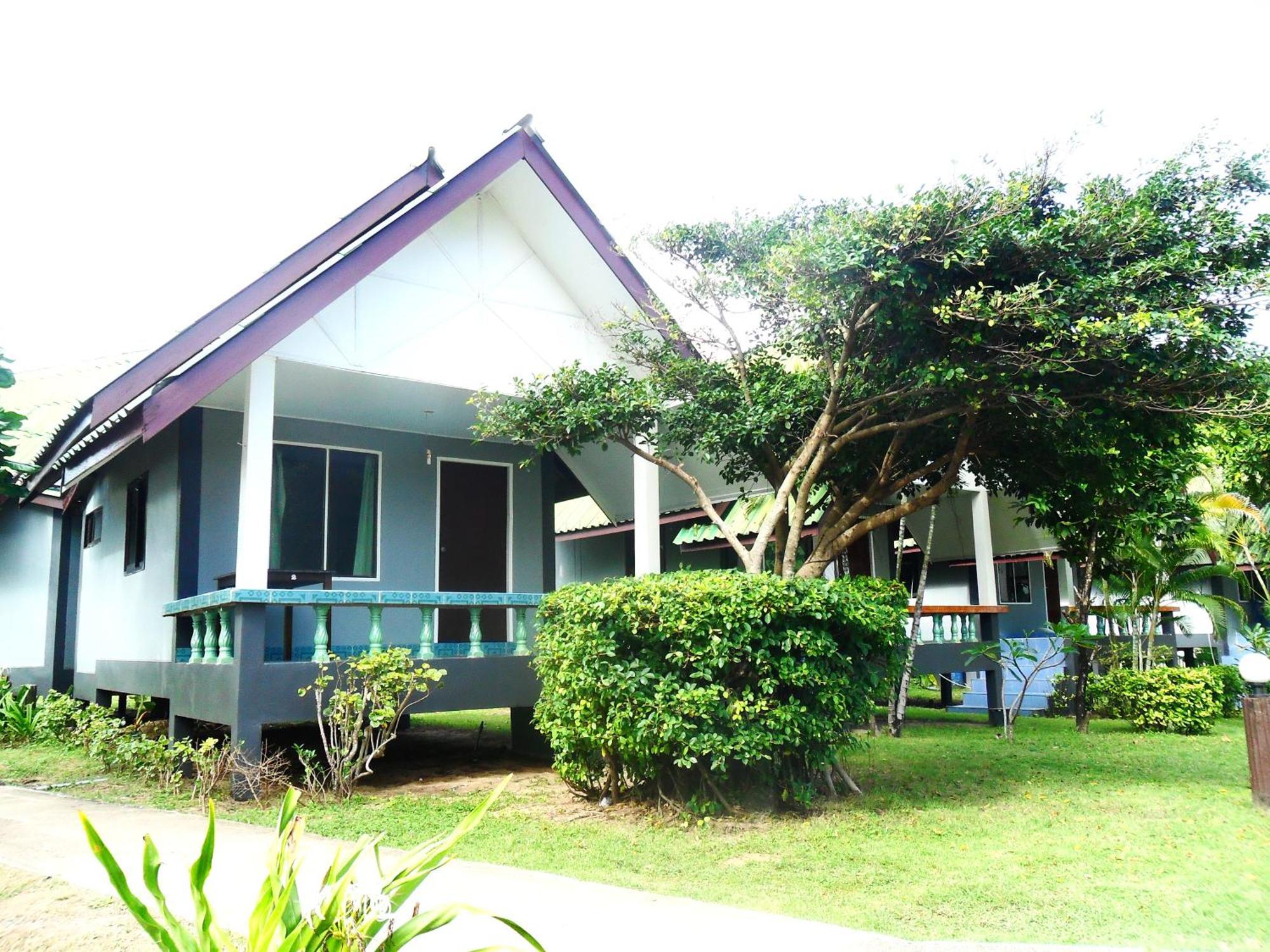 Lanta Palm Beach Resort , Beach Bungalow - Koh Lanta Room photo