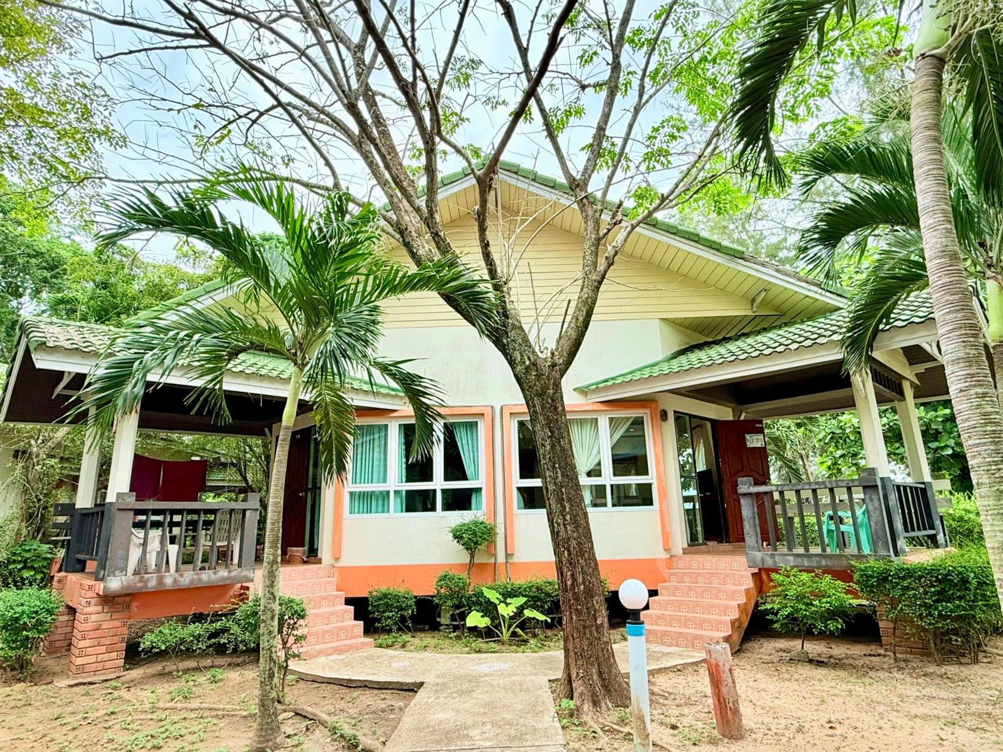 Lanta Palm Beach Resort , Beach Bungalow - Koh Lanta Exterior photo