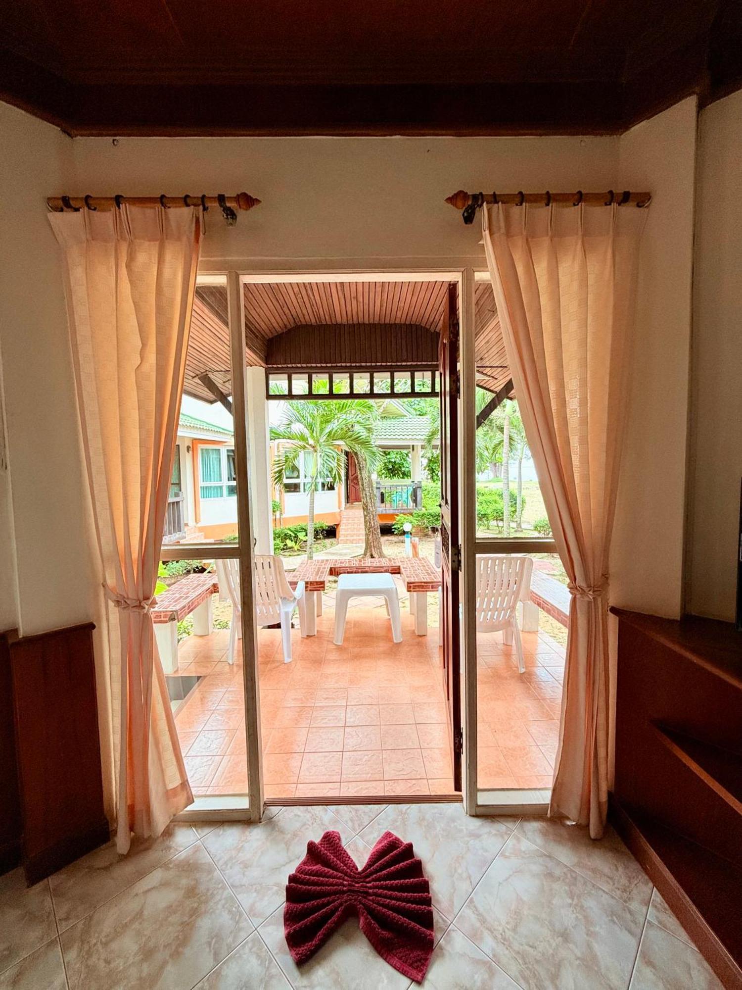 Lanta Palm Beach Resort , Beach Bungalow - Koh Lanta Exterior photo