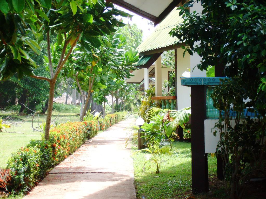 Lanta Palm Beach Resort , Beach Bungalow - Koh Lanta Exterior photo