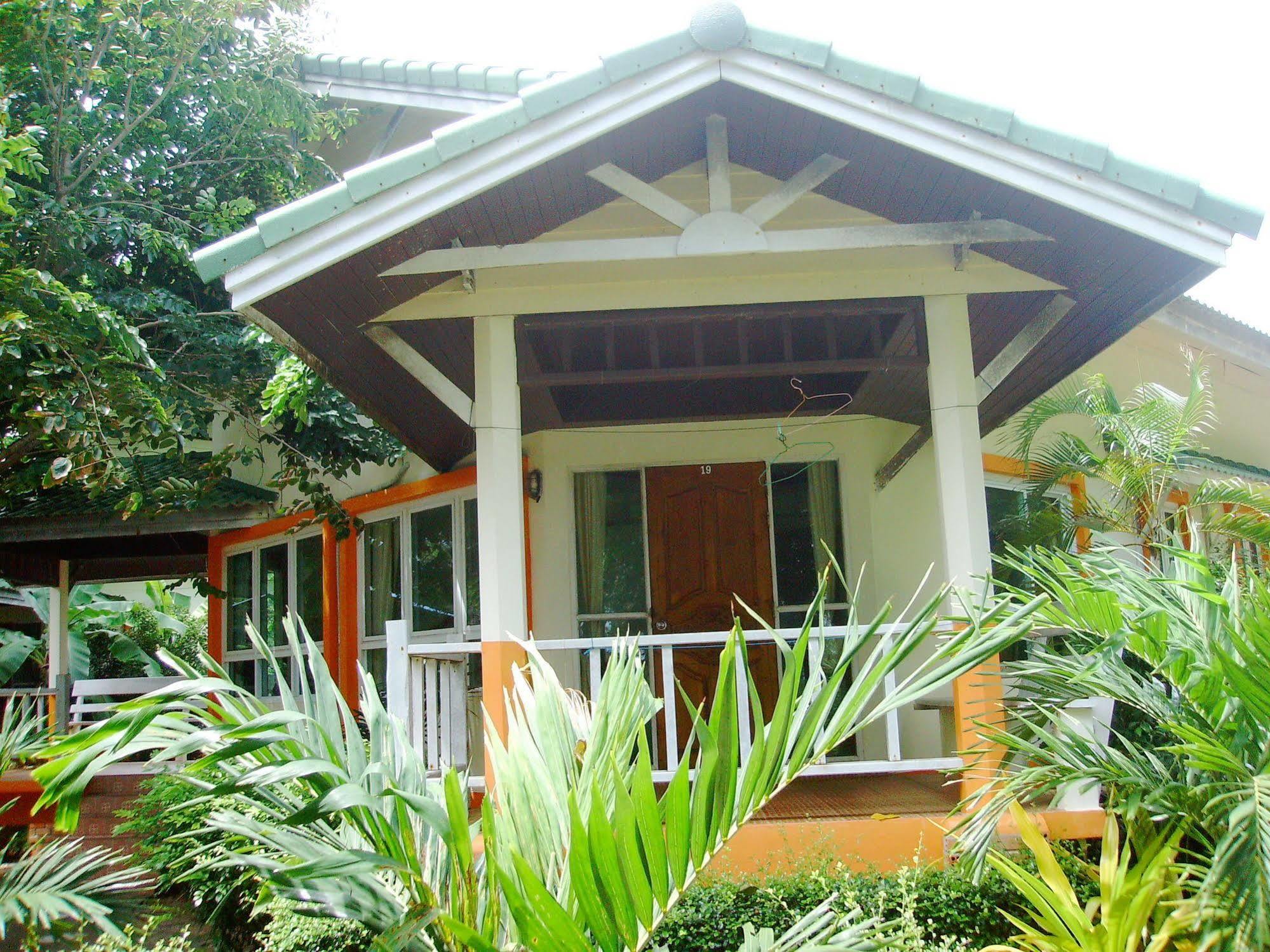 Lanta Palm Beach Resort , Beach Bungalow - Koh Lanta Exterior photo